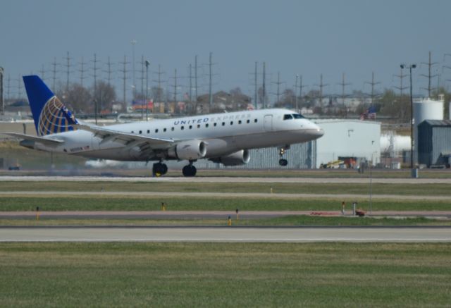 Embraer 170/175 (N861RW) - N861RW Ariving Sioux Falls SD on Runway 21 on 4-14-15