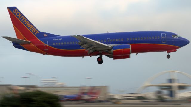 Boeing 737-500 (N649SW) - A Southwest 737-500 moments from touching down on 24R 