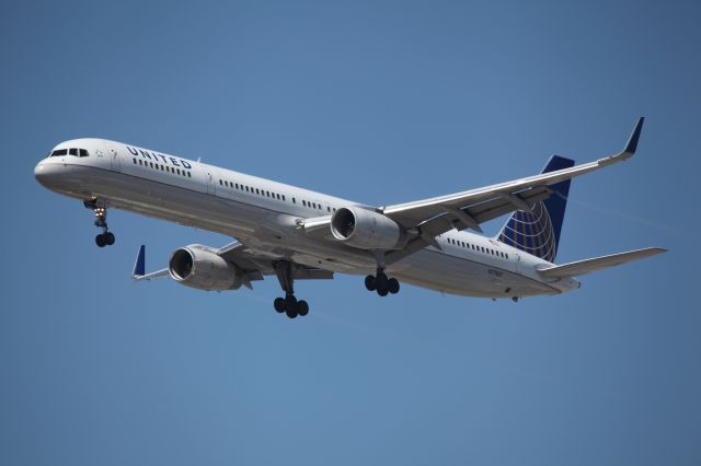 BOEING 757-300 (N77867) - ON FINAL