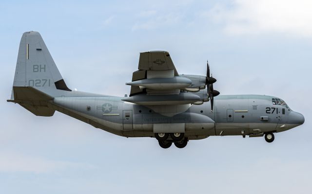 Lockheed C-130 Hercules (17-0271) - 13R. Smokey approach