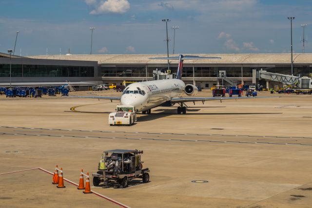 McDonnell Douglas MD-88 (N991DL) - Flight DAL1127 to Atlanta, May 31 2016