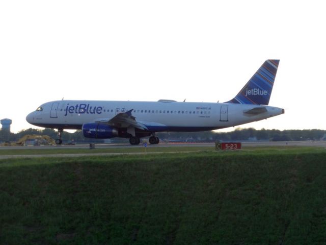 Airbus A320 (N593JB)