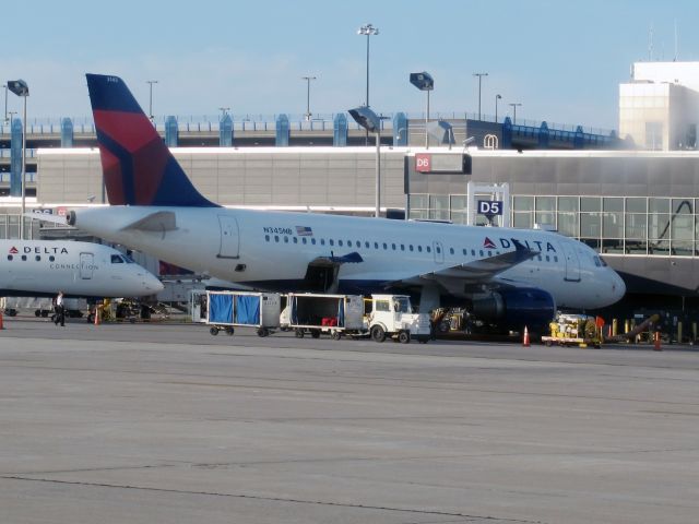 Airbus A319 (N345NB)