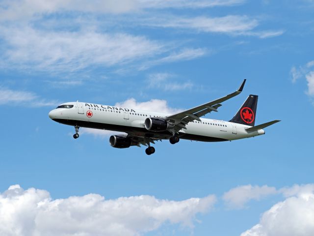Airbus A321 (C-FCEU) - An Air Canada Airbus A321 with sharklets.