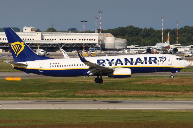Boeing 737-700 (9H-QBH)