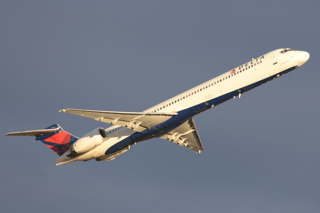 McDonnell Douglas MD-90 (N955DN)