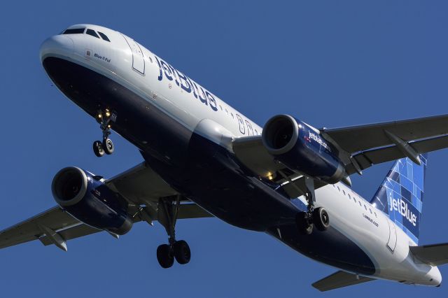 Airbus A320 (N624JB) - "Blue-T-Ful". Inbound from KDCA on short final to RWY 1L at KTPA, 12/9/2014. My daughter was on this flight.