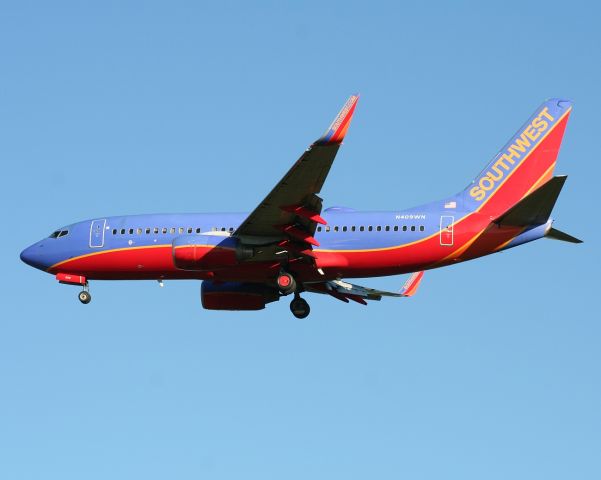 Boeing 737-700 (N409WN) - RWY 06.