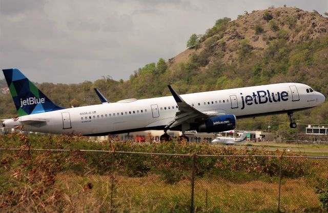 Airbus A321 (N998JE)