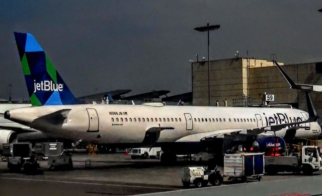 Airbus A321 (N986JB) - A beautiful closeup shot of a JetBlue A321 at LAX.