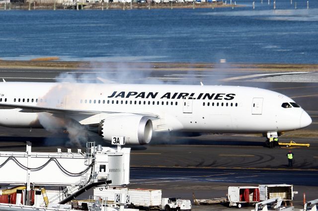 Boeing 787-8 (JA824J) - Cold engine start on a 15 degree day for JAL 7