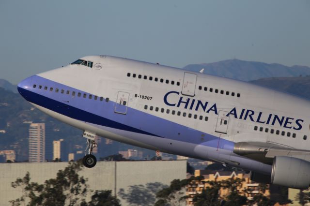 Boeing 747-400 (B-18207)