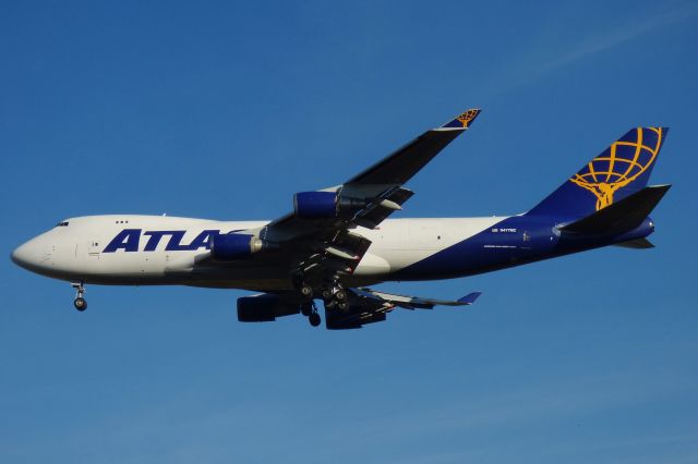 Boeing 747-400 (N477MC)