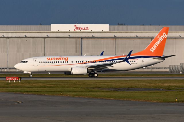 Boeing 737-800 (C-GNVR)