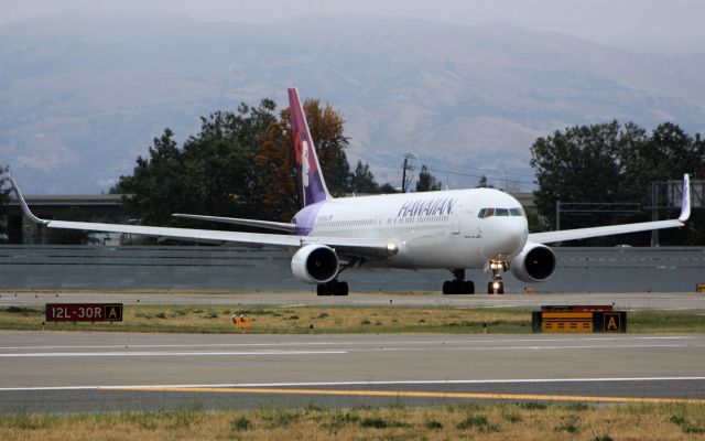 BOEING 767-300 (N590HA)