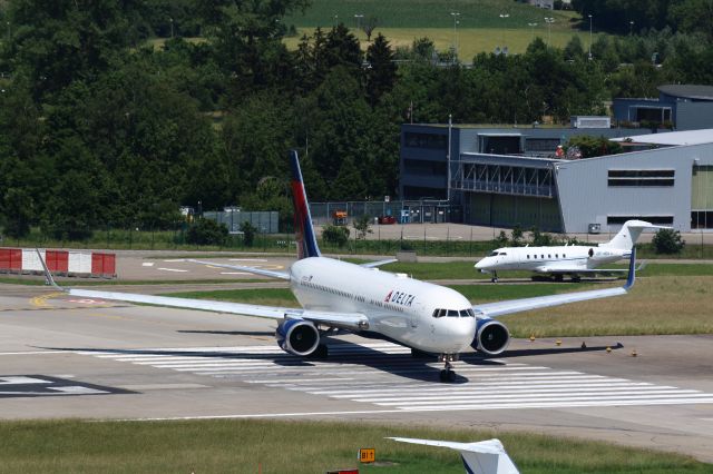 BOEING 767-300 (N173DZ)