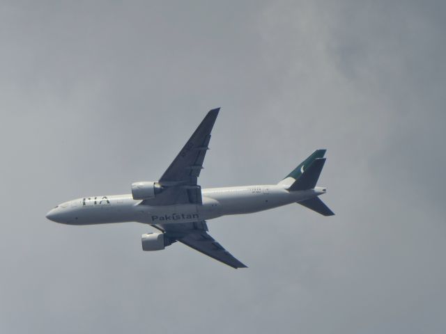 Boeing 777-200 (AP-BGJ) - PIA B777-200ER coming in over Clapham for landing in LHR, 14.07.2018.