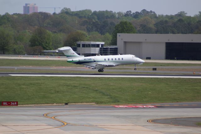 Bombardier Challenger 300 (N575MW)