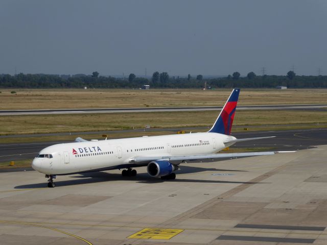 BOEING 767-400 (N839MH) - Delta B767-400(WL) N839MH starting the engines, shortly before taxiing to 23L DUS, 30.06.2019.