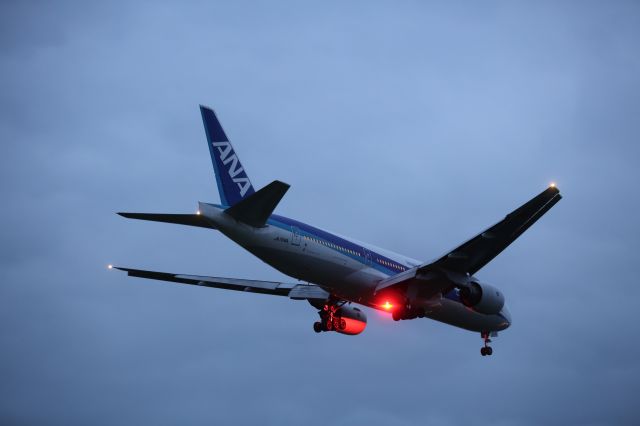 Boeing 777-200 (JA704A) - 29 August 2015:HND-HKD.