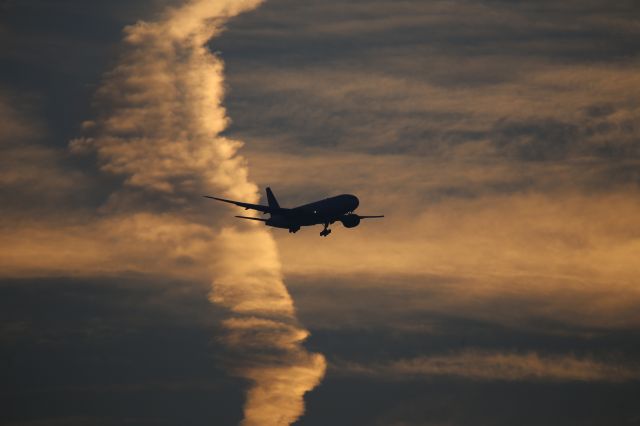 BOEING 777-200LR (N708DN)