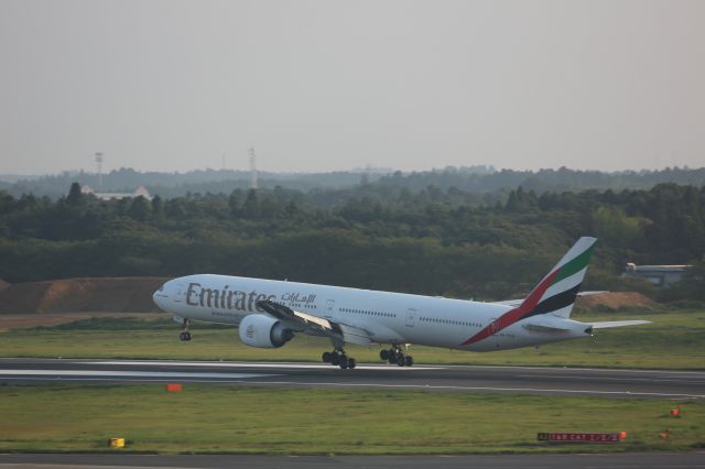 BOEING 777-300ER (A6-ECH)