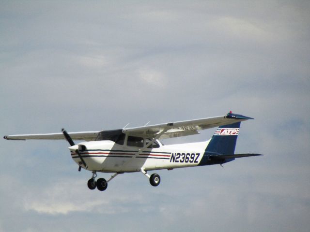 Cessna Skyhawk (N2369Z) - Landing RWY 30