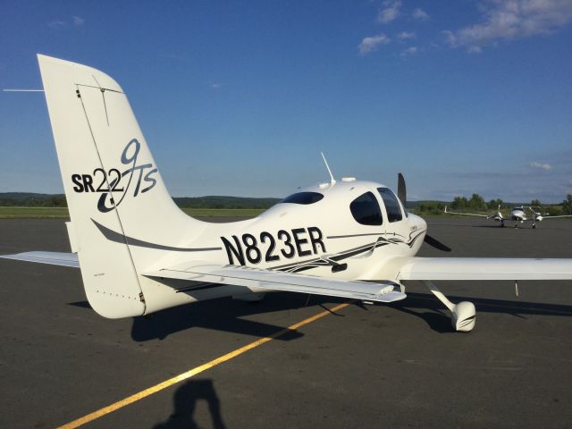 Cirrus SR-22 (N823ER)