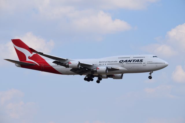 Boeing 747-400 (VH-OEG) - B744 landing one last time at KDFW. Starting tomorrow (9/29/2014) QFA7 from Sydney to Dallas will be serviced by an Airbus 380. 