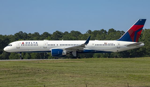 Boeing 757-200 (N712TW) - A clear, yet hot day brought an excellent treat!