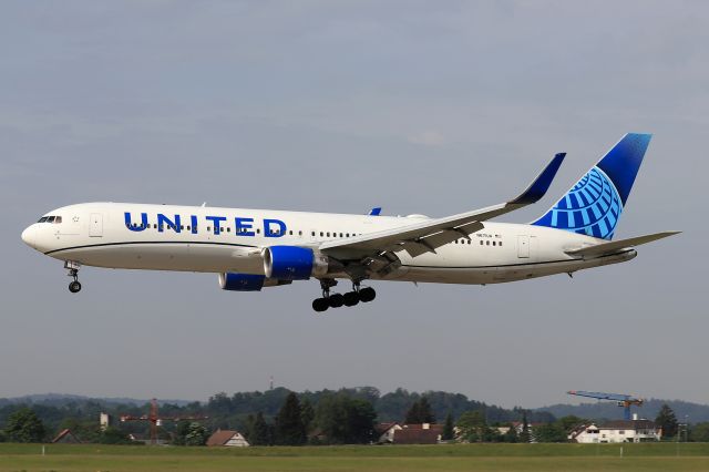 BOEING 767-300 (N671UA)