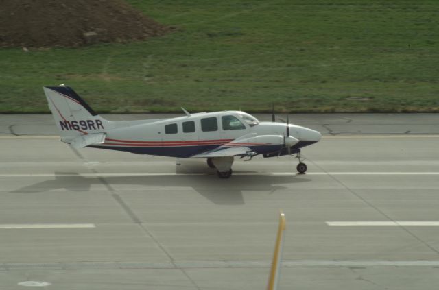 Beechcraft Baron (58) (N169RR) - N169RR taxiing D 11/15/24
