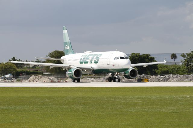 Airbus A320 (N746JB) - Ready to GO from 13R