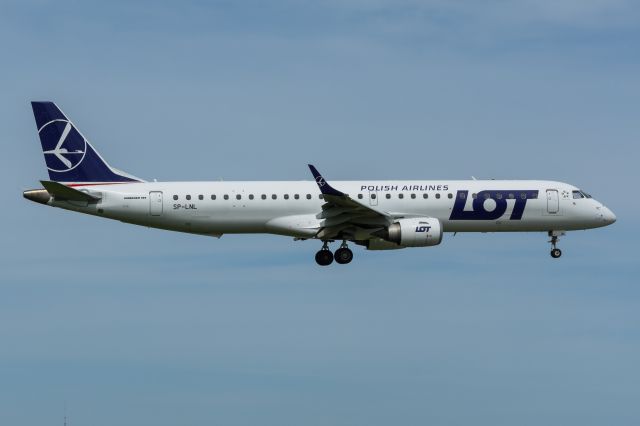 EMBRAER 195 (SP-LNL) - WAW SPOTTING