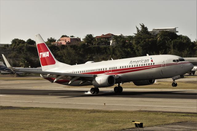 Boeing 737-800 (N915NN)