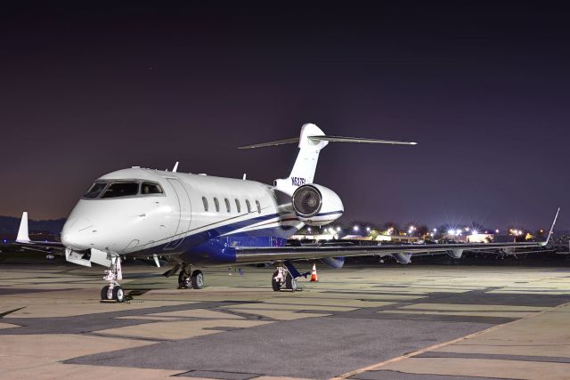 Bombardier Challenger 300 (N527FX)