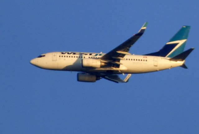 Boeing 737-700 (C-FZWS) - Shown here is a Westjet Boeing 737 a few minutes until it lands in the Autumn of 2017.