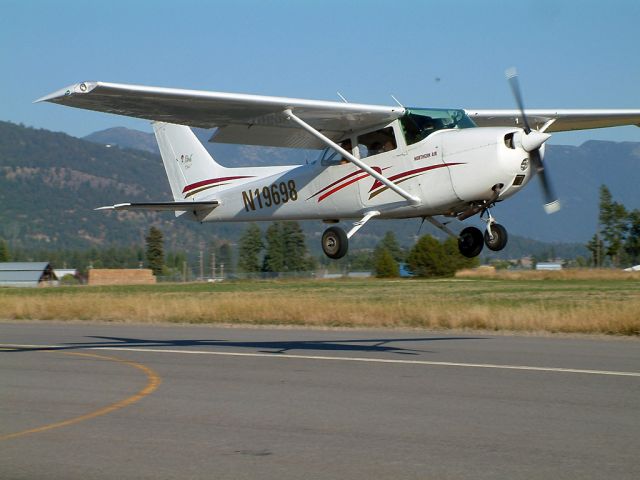 Cessna Skyhawk (N19698) - Landing Rwy 20, 9/24/11