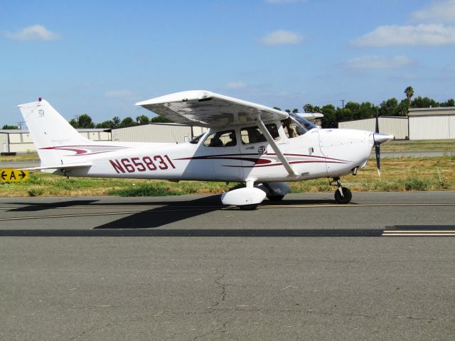 Cessna Skyhawk (N65831) - Taxiing to RWY 24