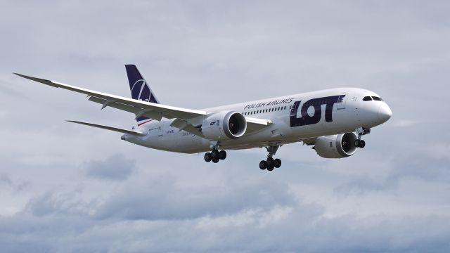 Boeing 787-8 (SP-LRC) - BOE272 on final to runway 16R to complete a flight test on 4/5/13. The aircraft is using temp reg #N1791B. (LN:86 cn 35940).