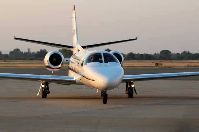 Cessna Citation V (N806QS) - KRDD - bizjet rolling to the ramp after landing at Redding 8/16/2016.click full.