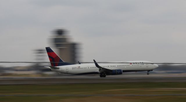 Boeing 737-900 (N826DN)