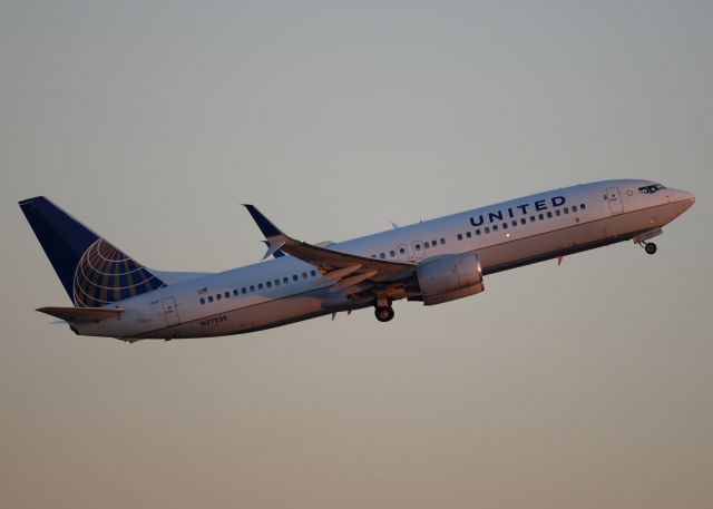 Boeing 737-800 (N27239)