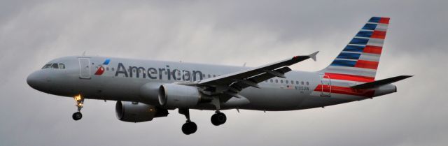 Airbus A320 (N105UW)