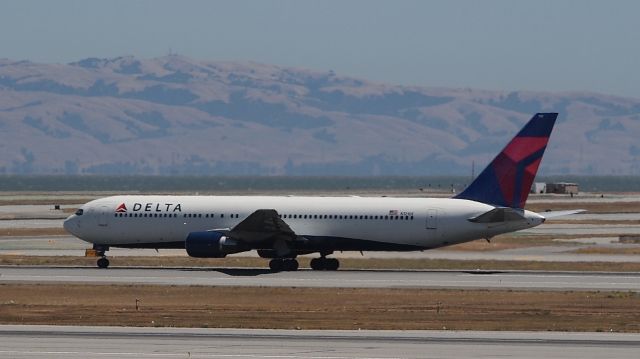 BOEING 767-300 (N121DE)