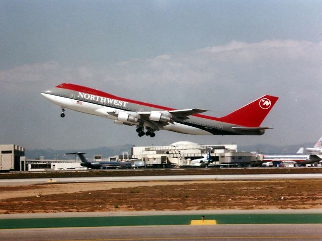 Boeing 747-200 (N625US) - KLAX- N625US screams off runway 25 R at Los Angeles in this photo- I dont have the exact date but around Sept 1994 or earlier... Photo shot from the Imperial Terminal before the KIA numb nuts at LAX closed the Imperial Parking lot....