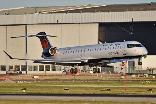 Canadair Regional Jet CRJ-900 (C-GJZS)