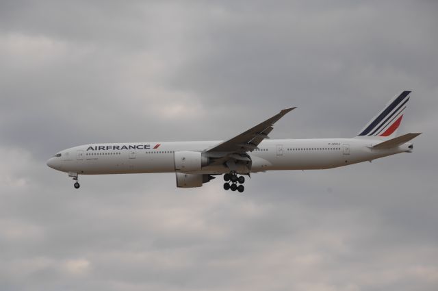 BOEING 777-300 (F-GSQJ) - Final Approach to Narita Intl Airport R/W34L on 2009/12/29