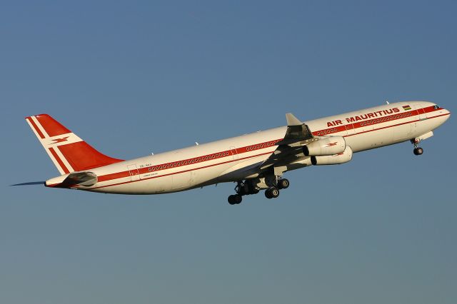 Airbus A340-300 (3B-NAV)