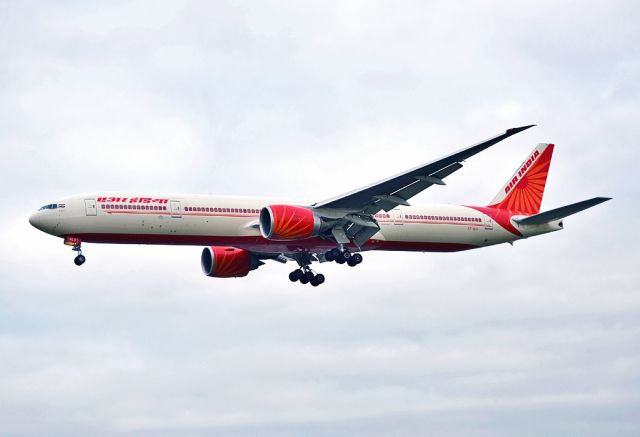 BOEING 777-300 (VT-ALO)